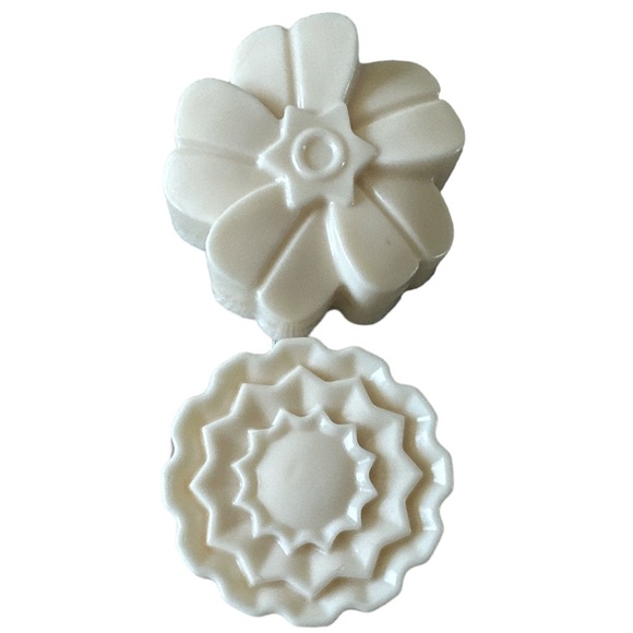 Hand Crafted Soap - Goats Milk & Vanilla Floral Pattern - Picture 5 of 6